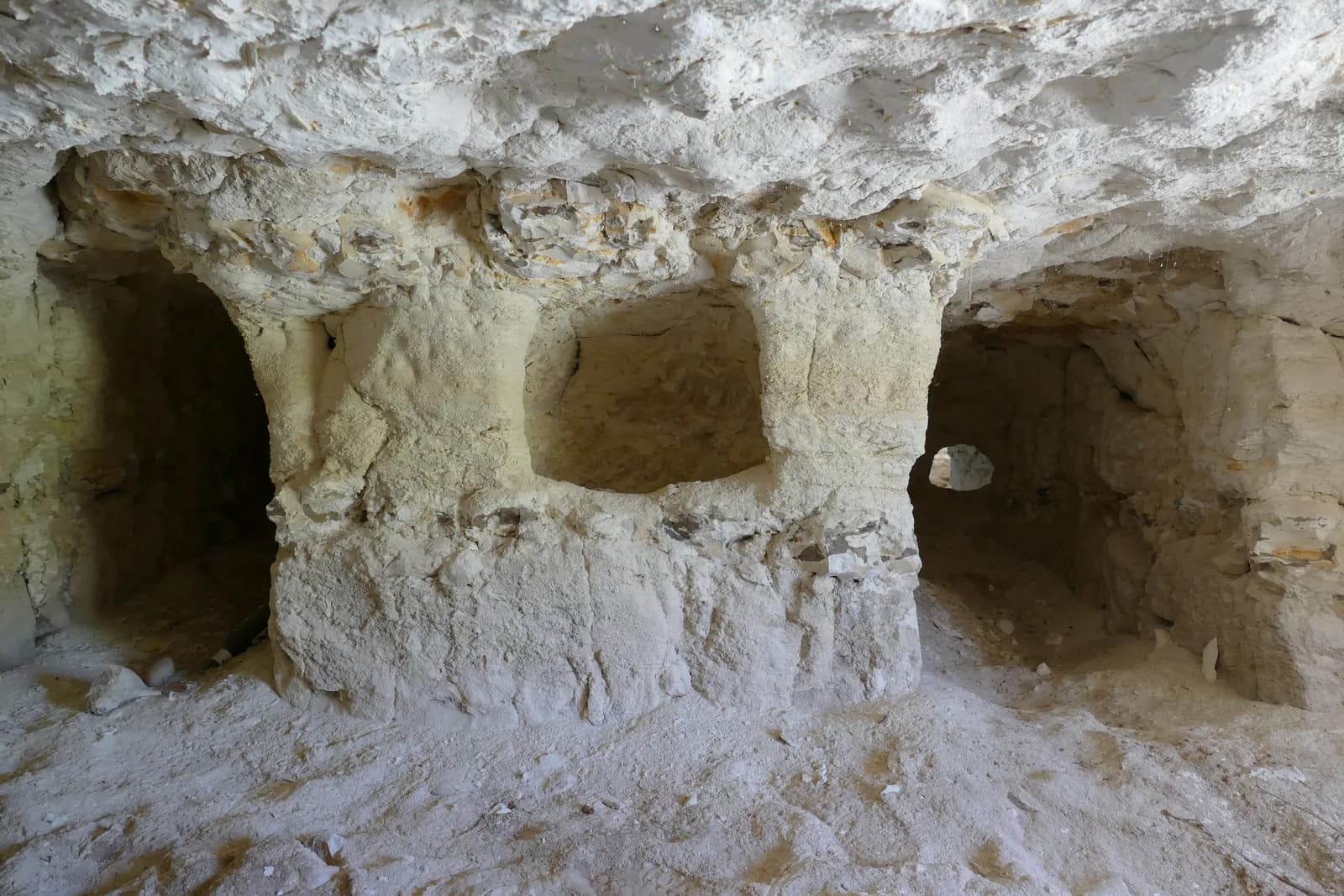 כוכים ועמודי סלע בתוך מערת קבורה חצובה בתל חליף