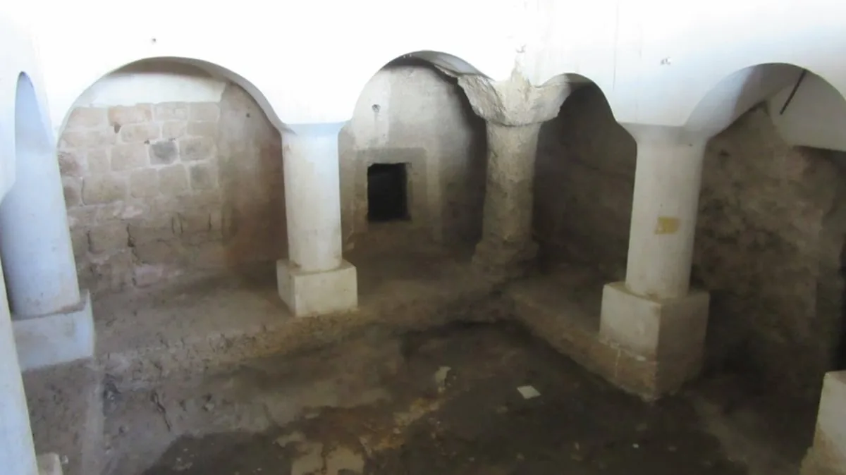 עמודים, קשתות ופתחי כוכים בתוך מערת הקבורה אל-עתיקה בחיפה