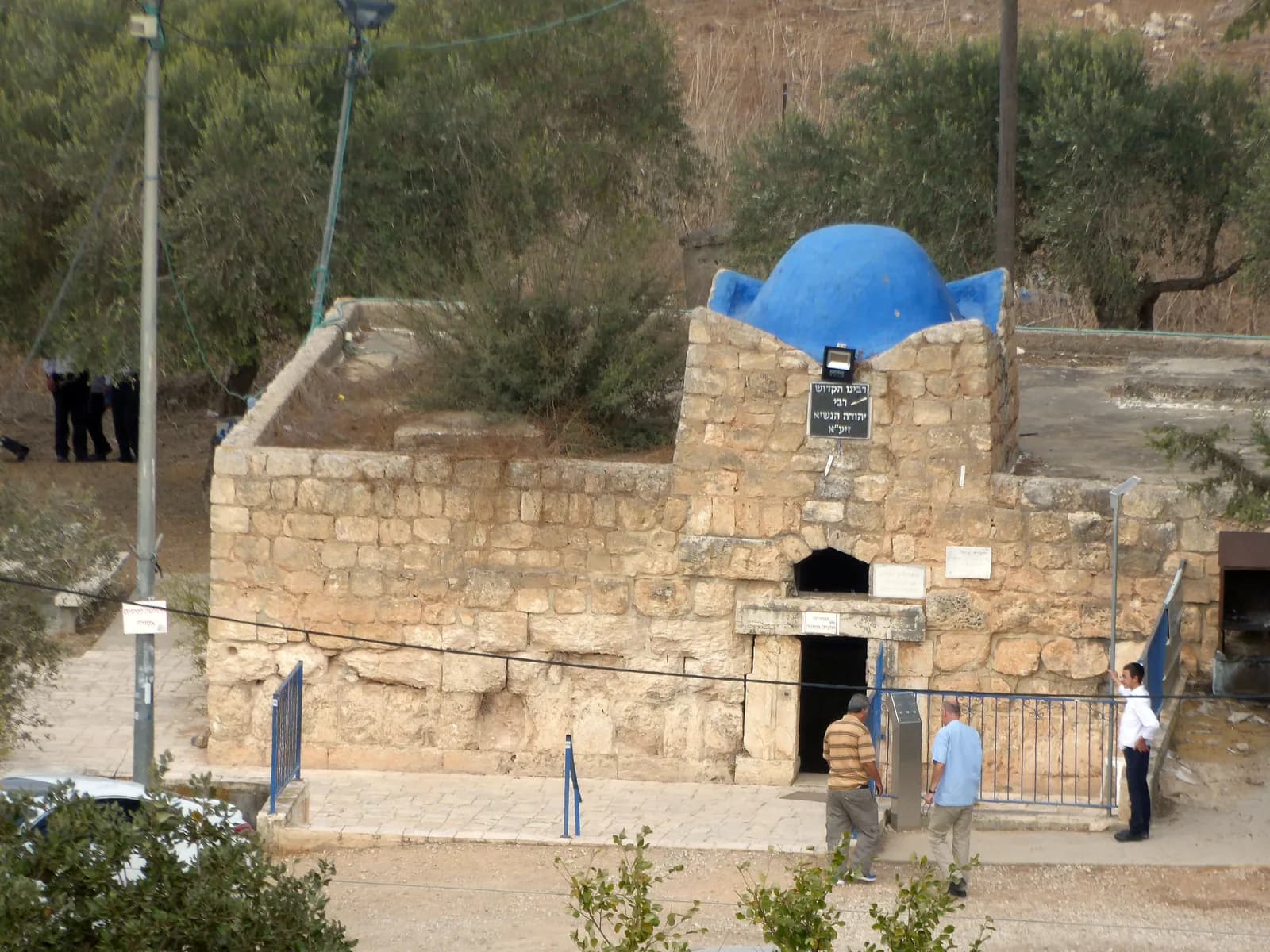 מבנה הקבר בציפורי במבט מלמעלה, בין עצי הזית