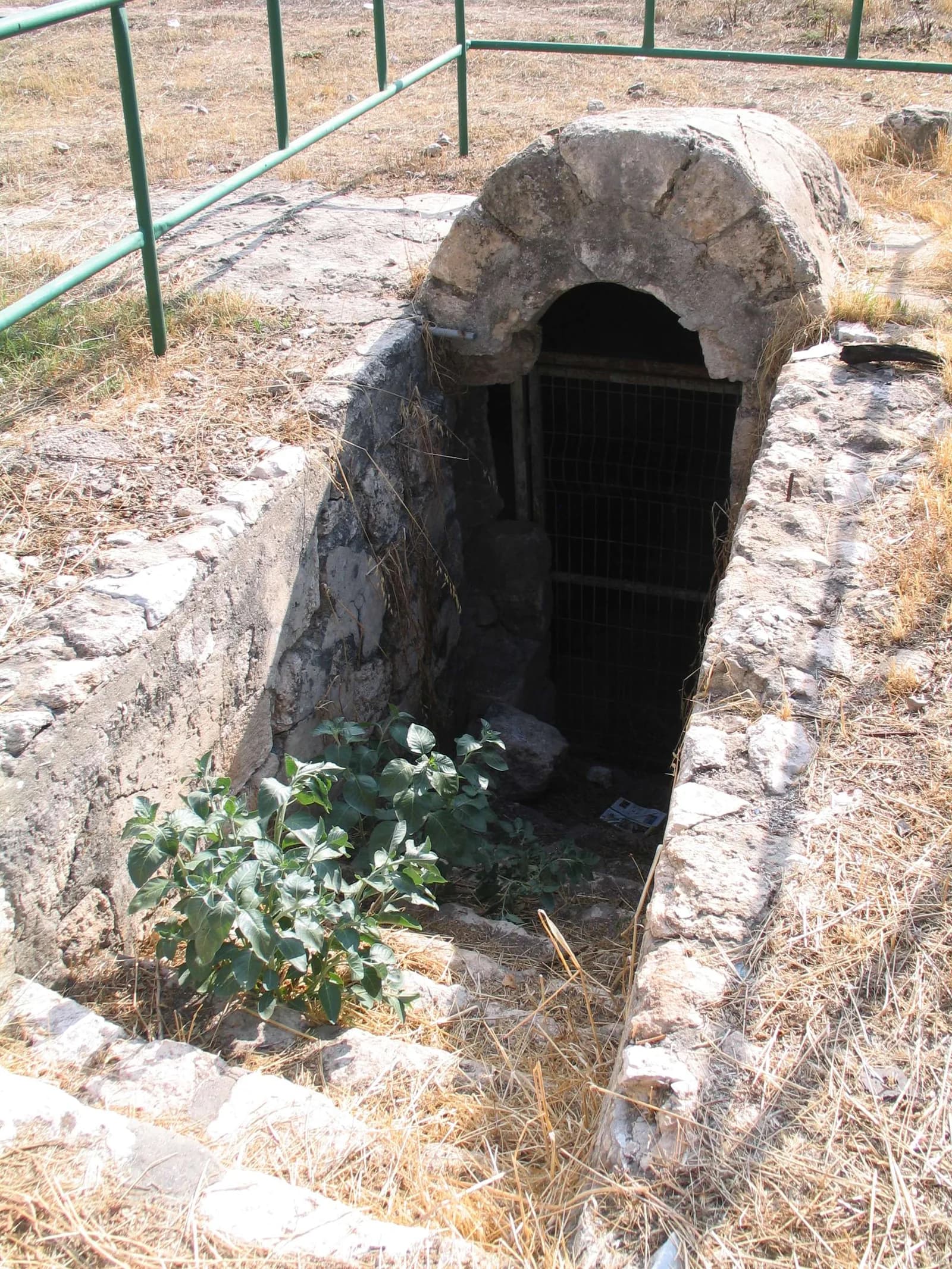 פתח הירידה הנעול לאחד מבורות המים בחצר המסגד הלבן ברמלה