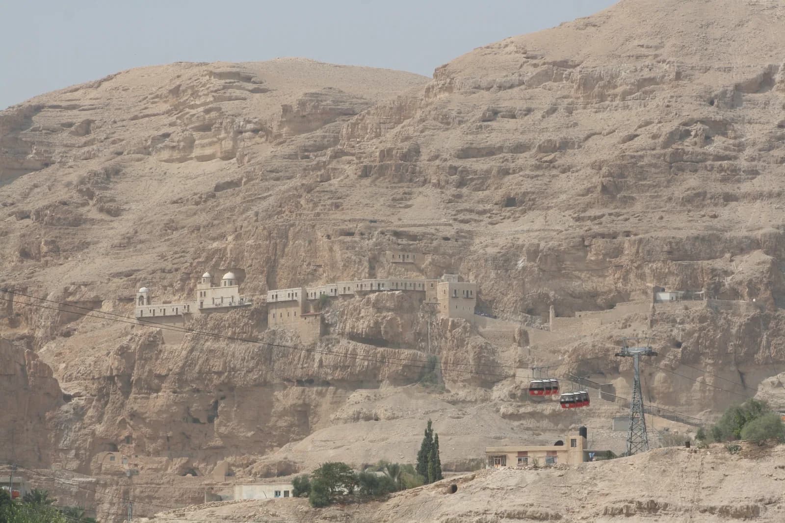 מצוק הר הפיתוי והמנזר שבו, ומתחתם קרוניות הרכבל והתחנה העליונה