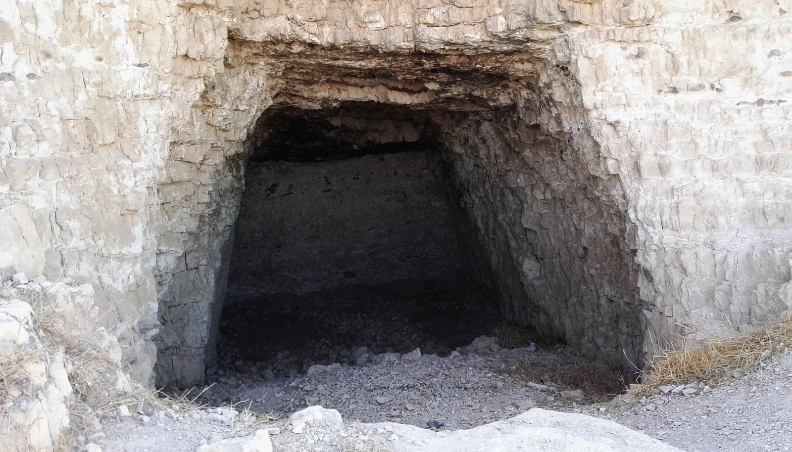 פתח של אחד מבורות המים החצובים של מבצר אלכסנדריון בסרטבה