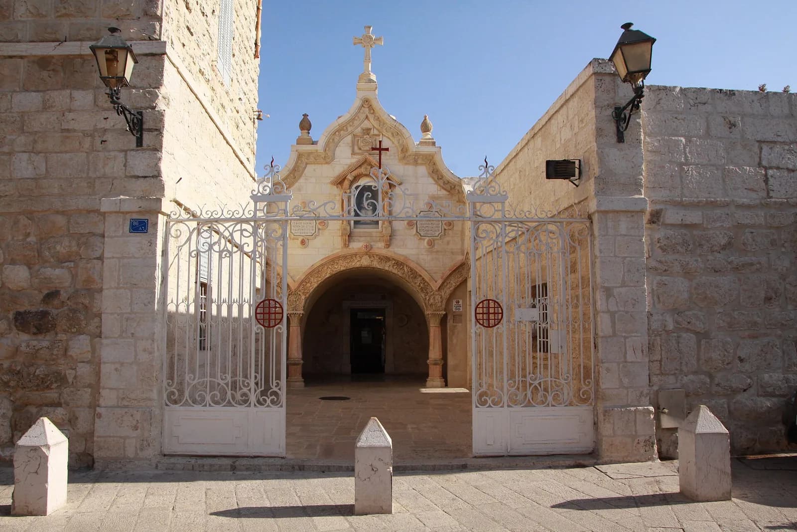 החזית המעוטרת בכניסה למערת החלב ברחוב מערת החלב בבית לחם