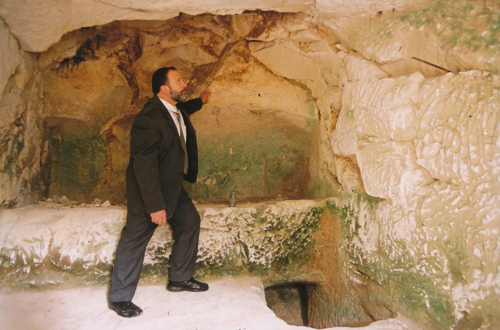 חדר הקבורה החיצוני של מערת אבה