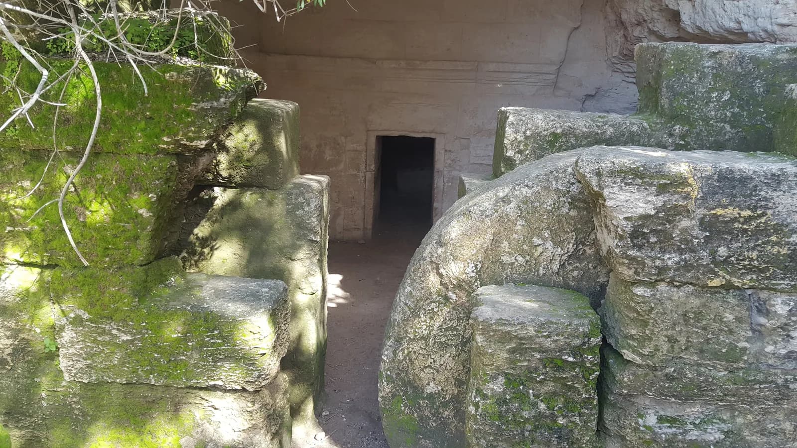אבן הגולל הגדולה ליד פתח מערת הקבורה בחורבת מדרס