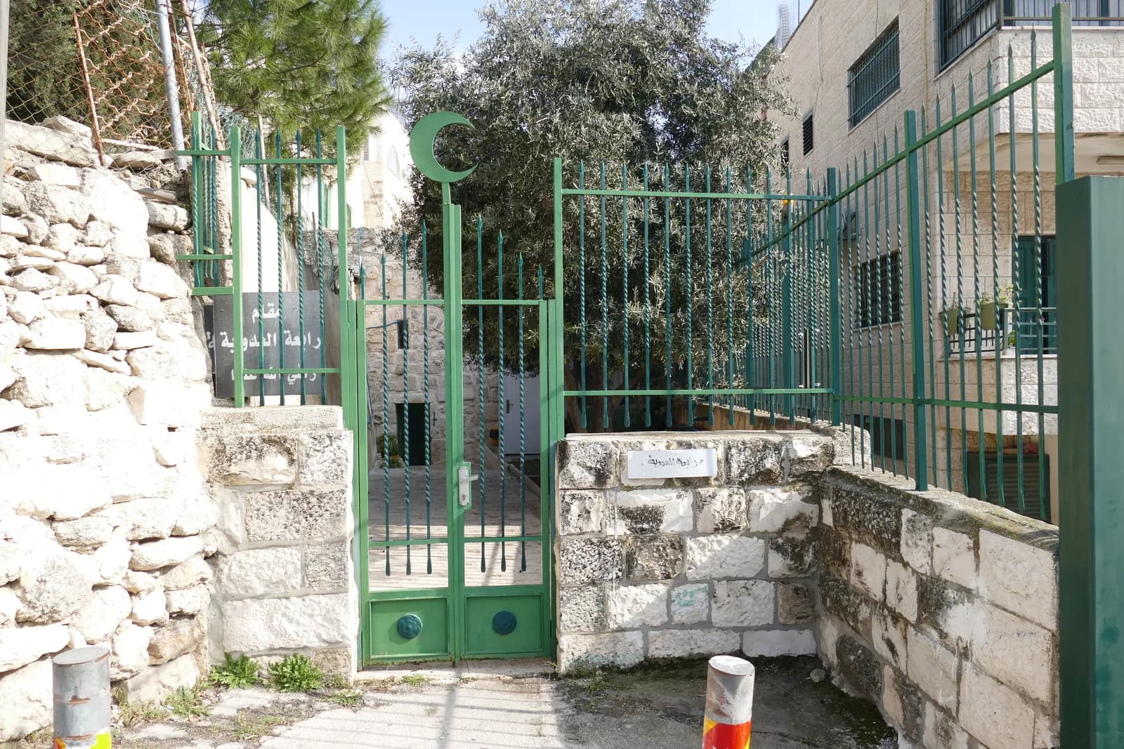 השער הירוק בכניסה למתחם מקאם ראבעה אל-עדוויה בהר הזיתים