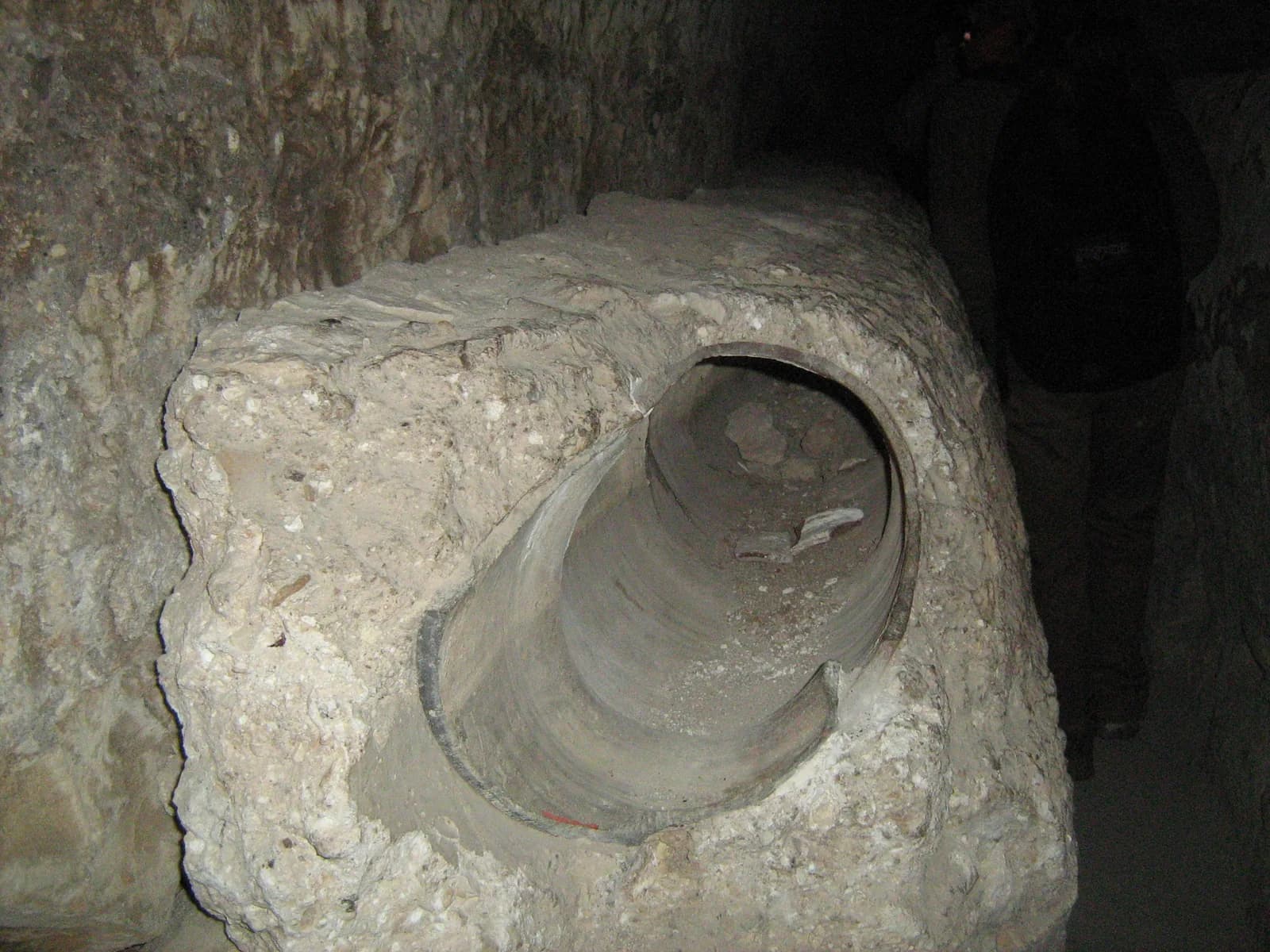 חוליית צינור חרס עות'מאני בתוך המנהרה, ליד אחד הפירים
