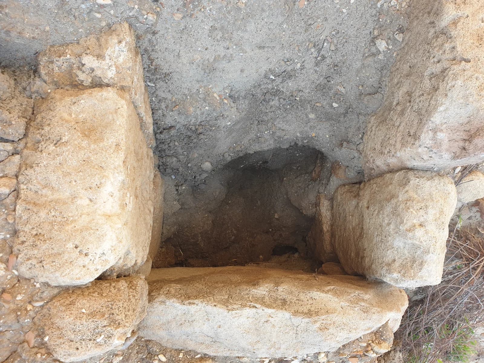 פתח מוקף אבנים ומעליו אבן משקוף, מצפון לתל אכזיב. ייתכן שזה קבר פיניקי