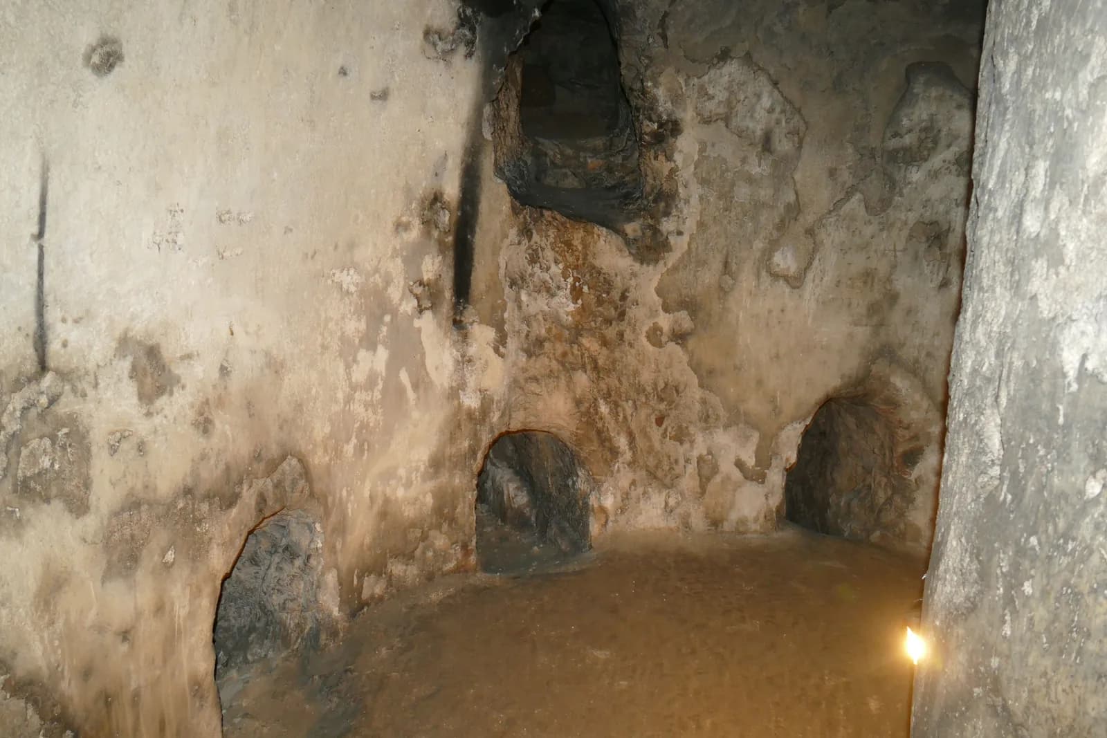 פתחים של כוכי קבורה בדופן אחד המסדרונות במערת הנביאים