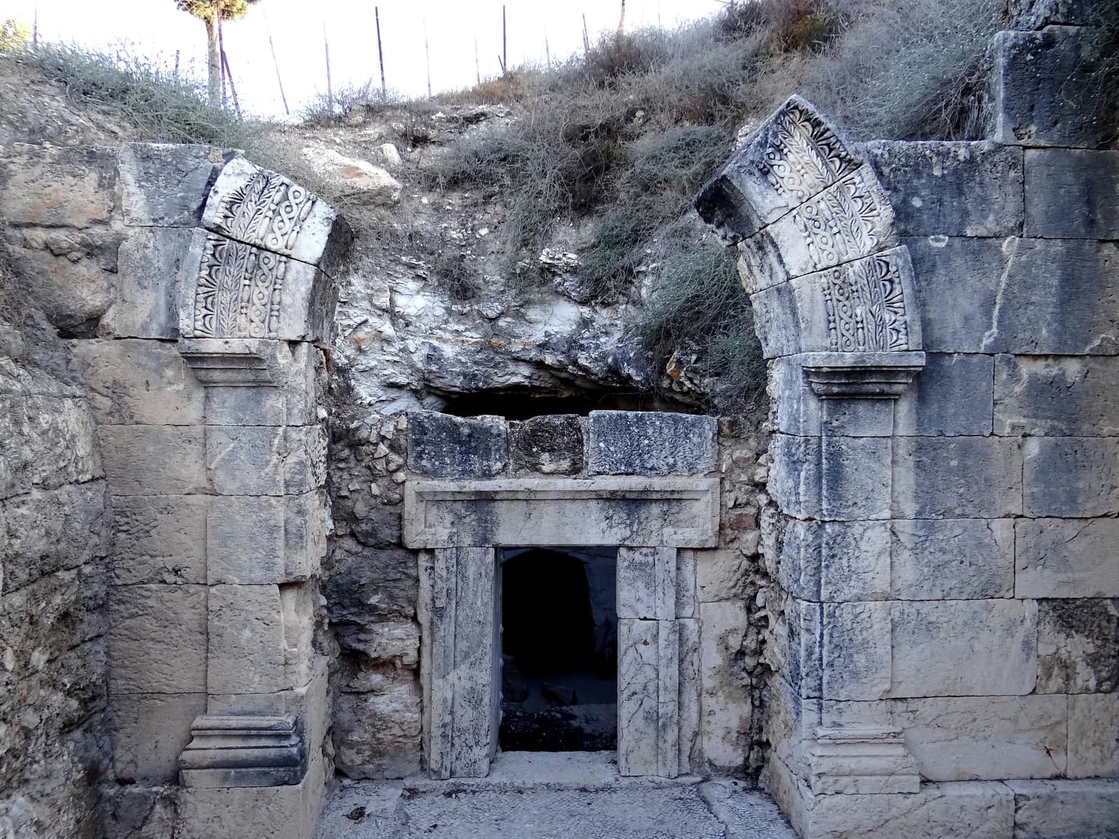 החזית הבנויה ופתח הכניסה של מערת המאוזוליאום