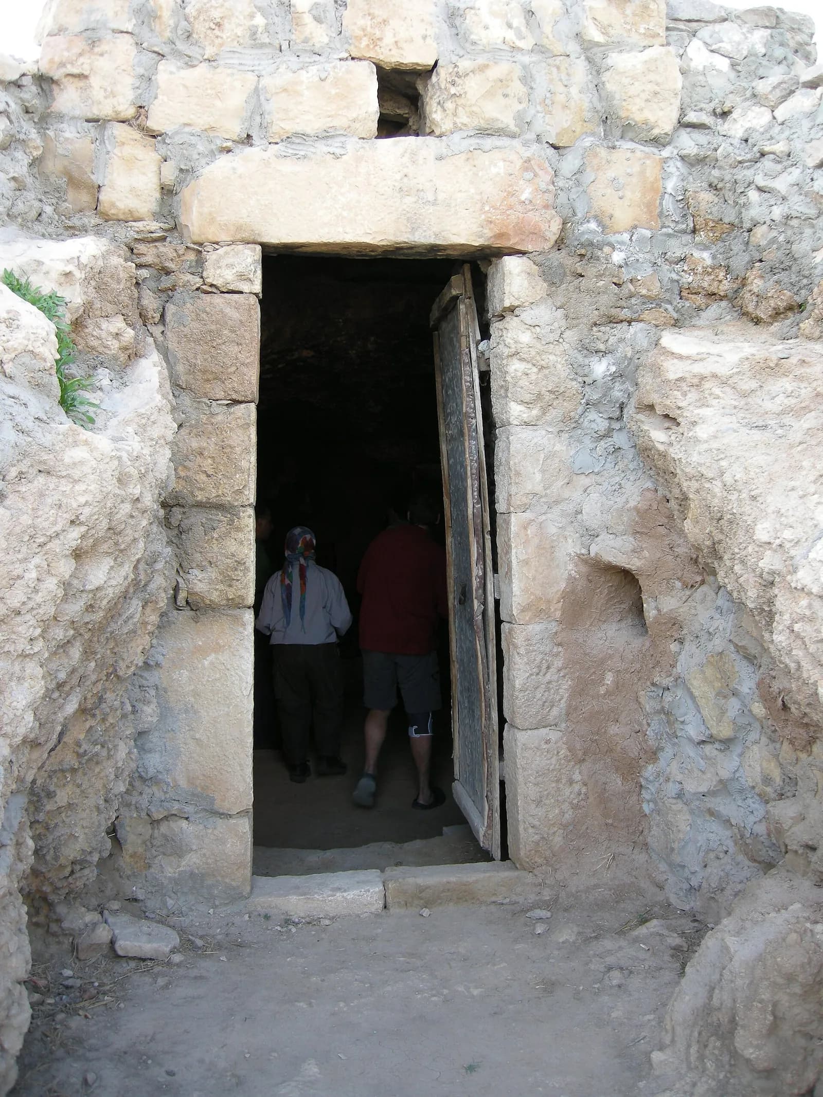 פתח מערת מגורים בדריג'את, עם חזית אבן, משקוף ודלת