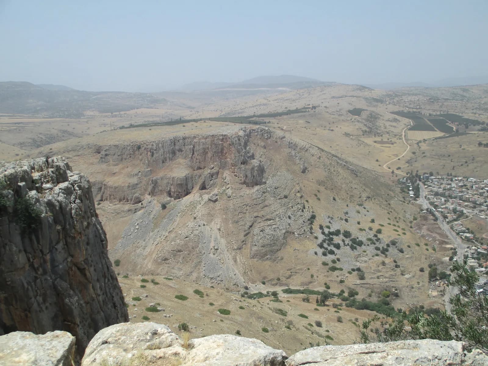 הר ניתאי ומצוקיו במבט מהארבל