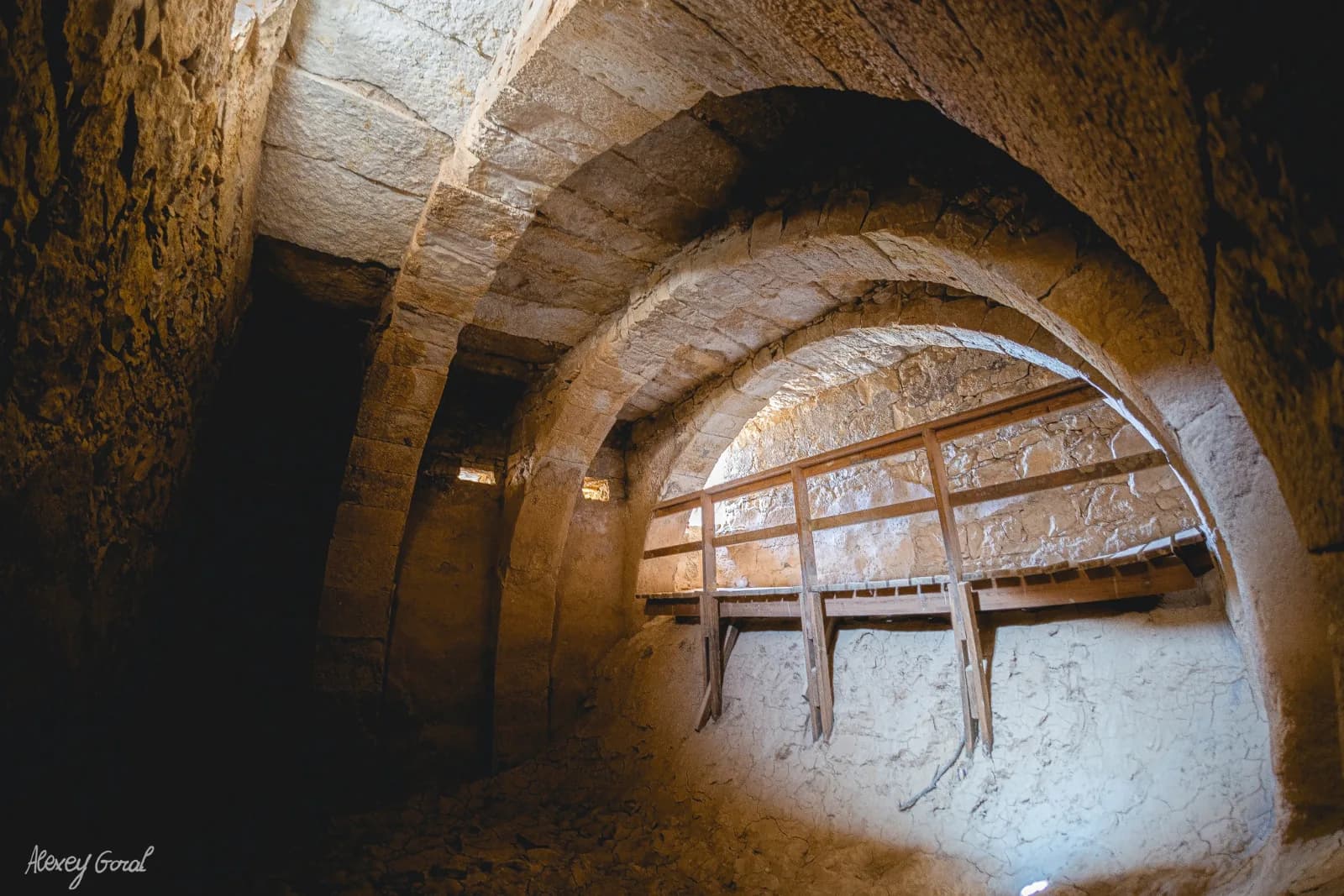 מבט אל תוך המאגר המקורה – קשתות האבן ופתח האור בקיר
