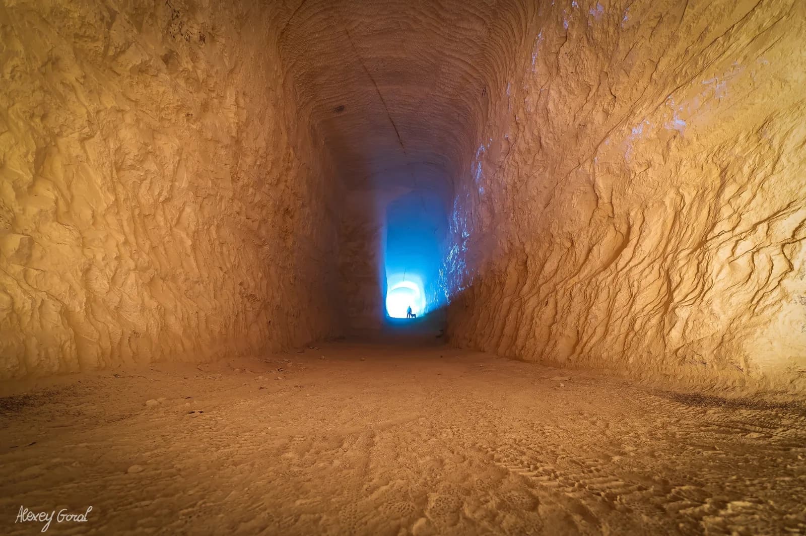 מטייל עם פנס בתוך החלל הגדול של מאגורות נחש צמא