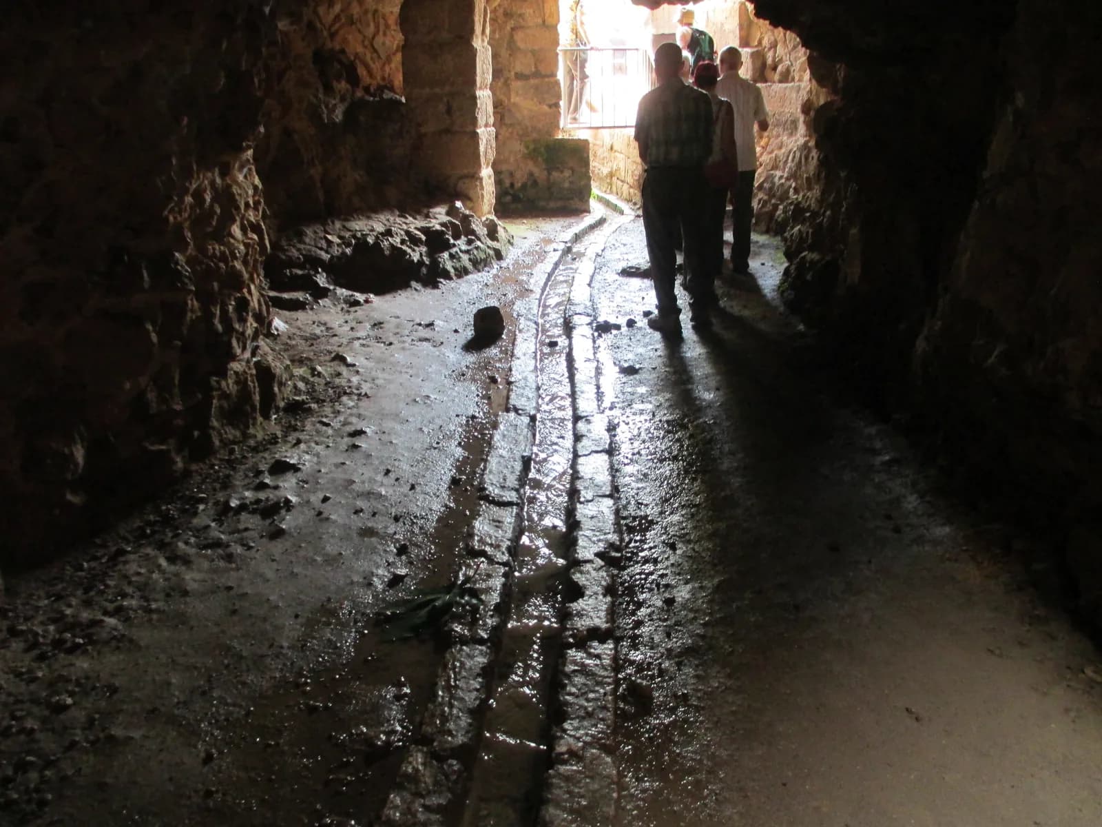 מבקרים בתוך נקבת עין צור, לאורך התעלה החצובה שבה זורמים מי המעיין
