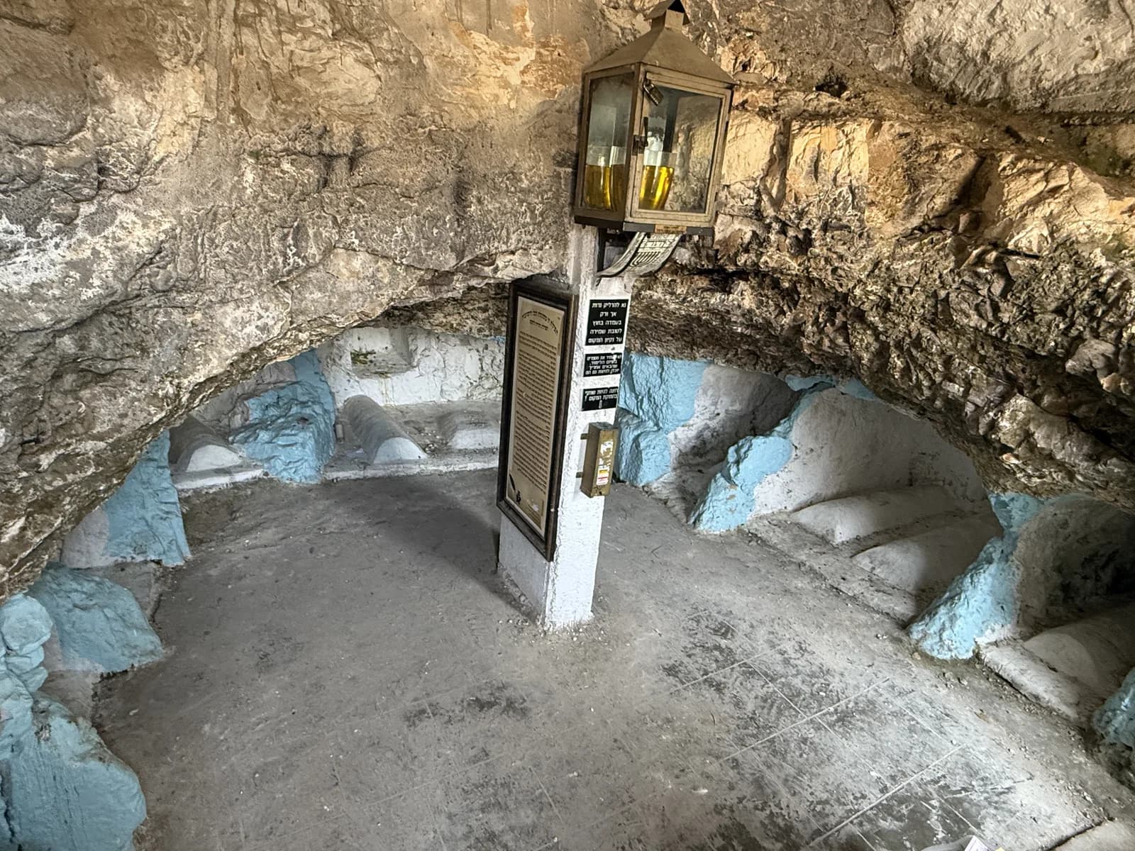 החלל החצוב של מערת האדרא, עם ציוני קברים מטויחים לאורך הקירות