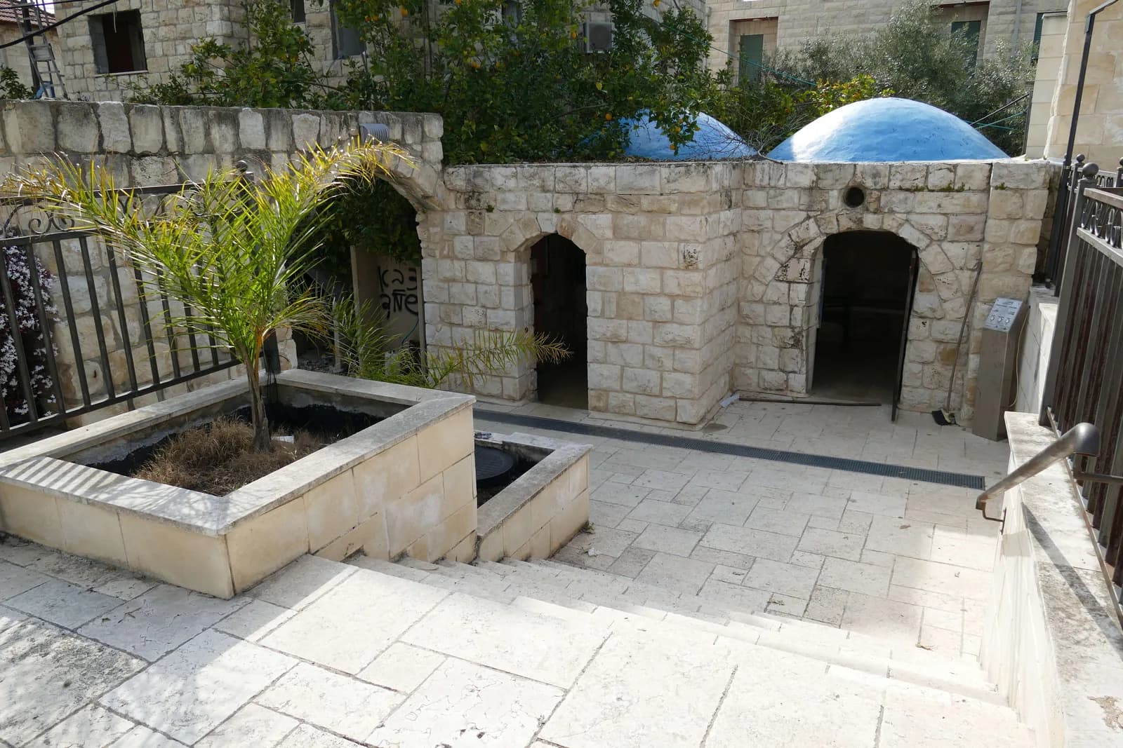 המתחם של קבר שמעיה ואבטליון בכניסה לג'ש, עם הכיפות הכחולות