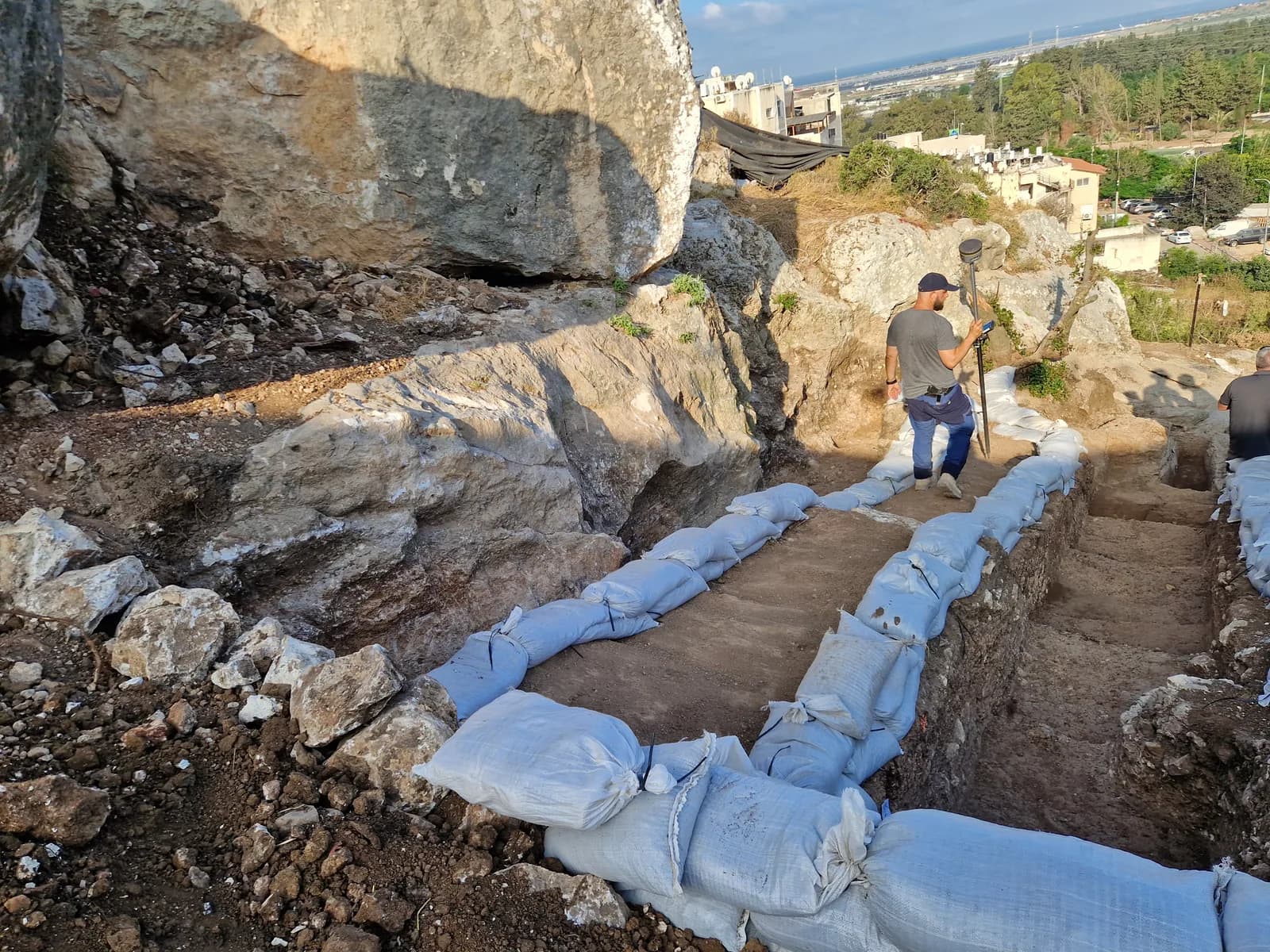 חפירת 2026 במערת פוריידיס: גושי הסלע הגדולים הם שרידי קיר המערה שקרסה