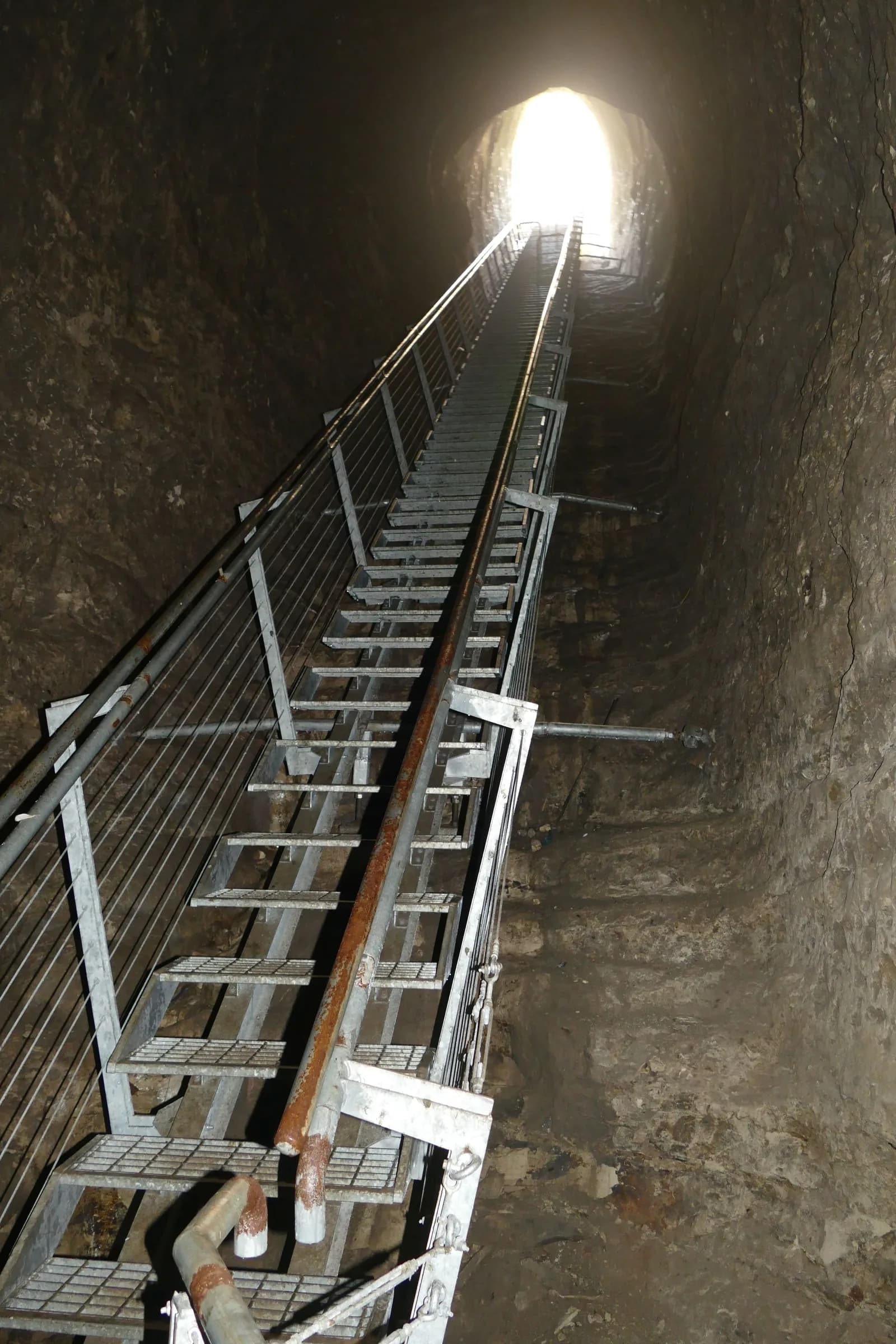 מבט מתחתית המנהרה אל הפתח המואר, לאורך גרם המדרגות