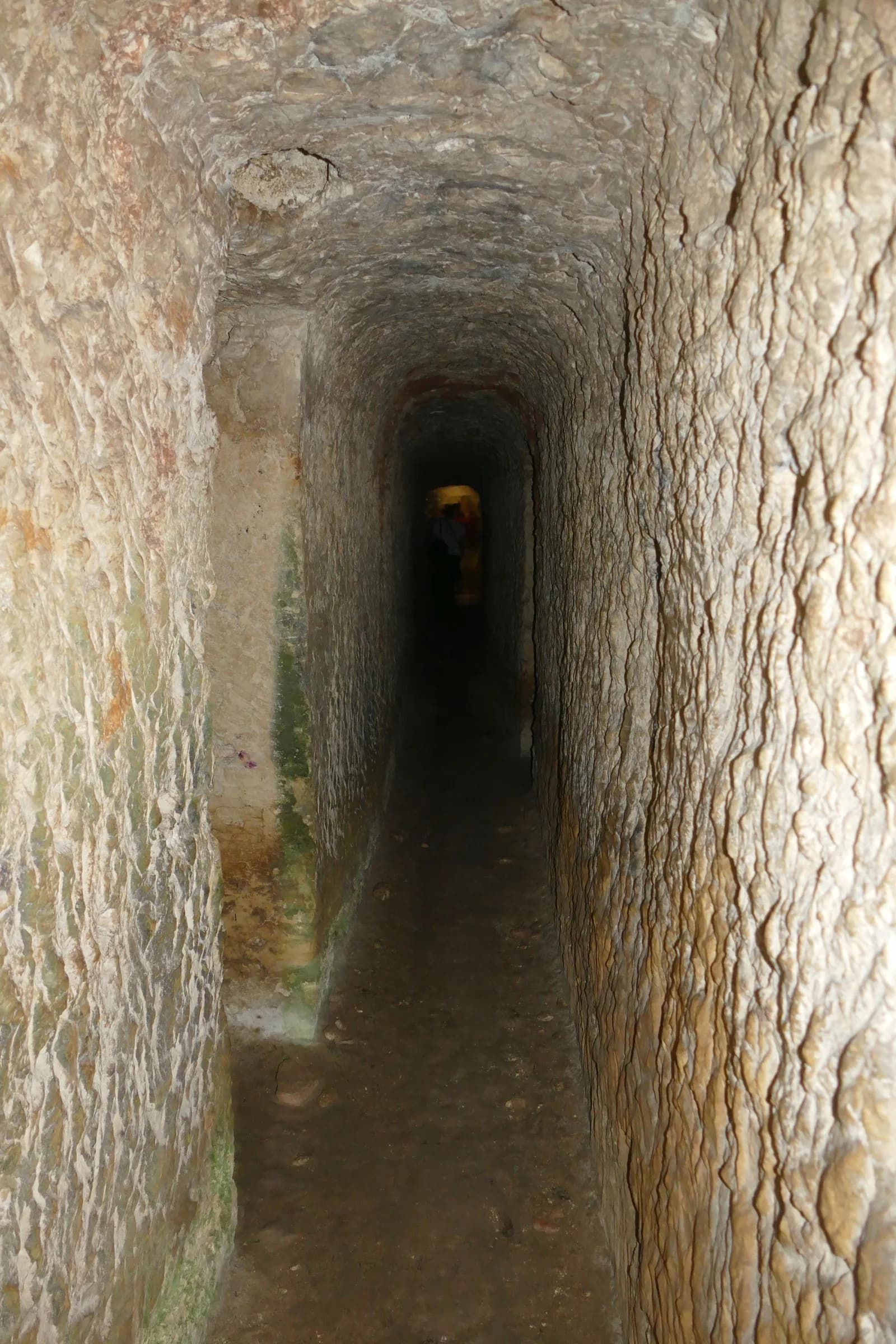 הניקבה החצובה הארוכה היוצאת מן המערה