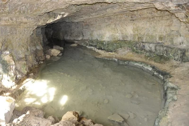 הבריכה הצלולה בתוך מערת עין ספיר