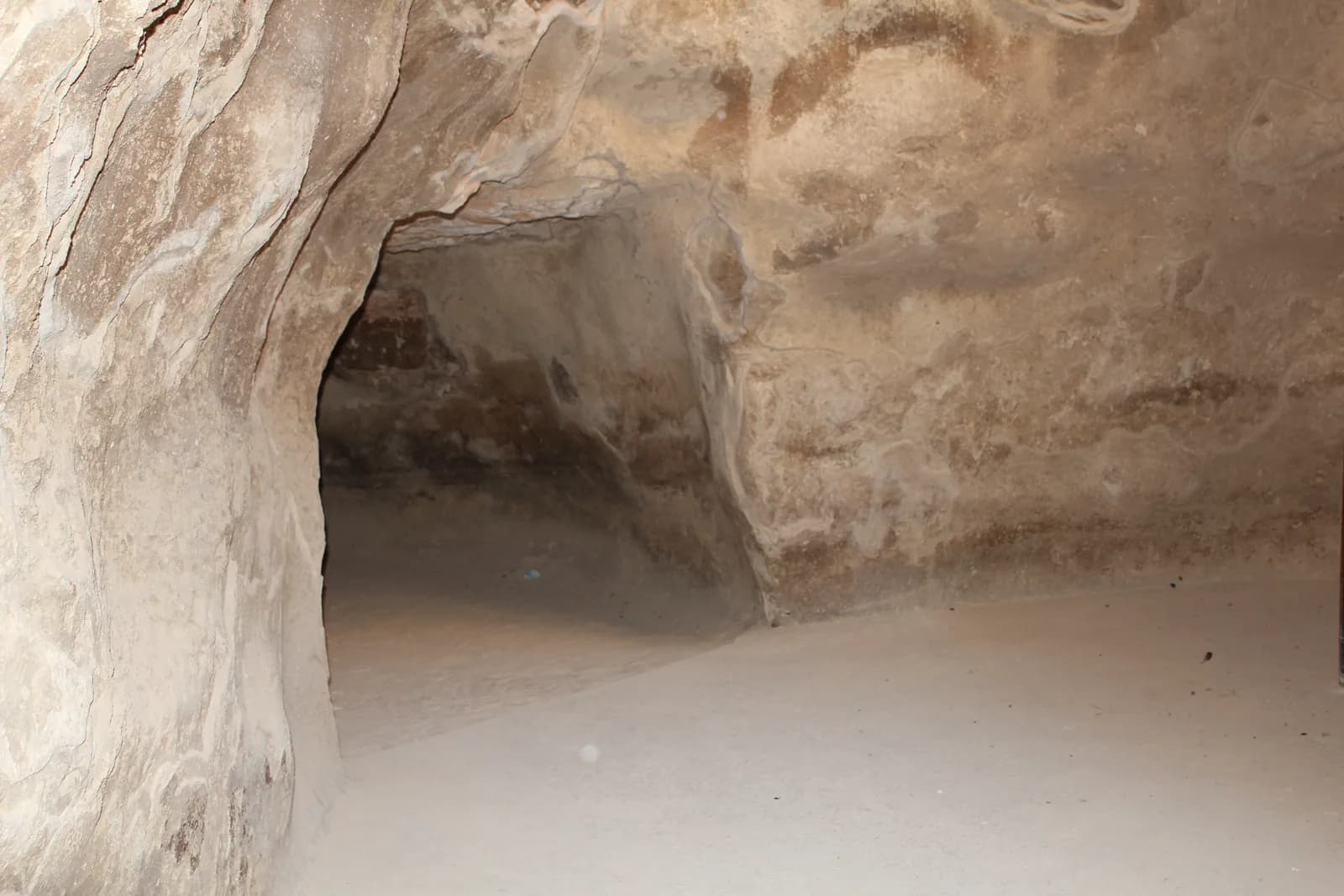 אחד האולמות החצובים והמטויחים של מאגר המים במצודת ערד