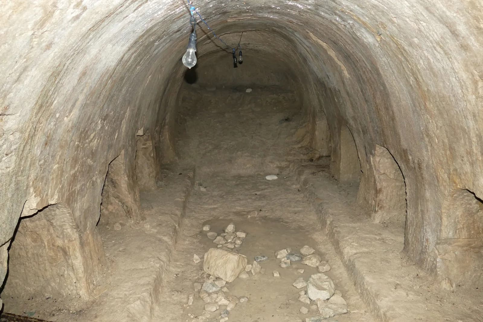 מערת הקבורה עם התקרה המקומרת, ובצדדים הפתחים של כוכי הקבורה