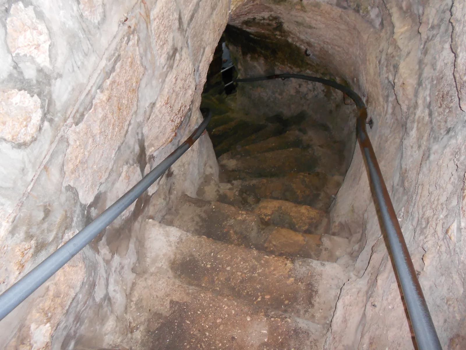 גרם המדרגות התלול החצוב בסלע, היורד אל חדר המבוא של הקבר