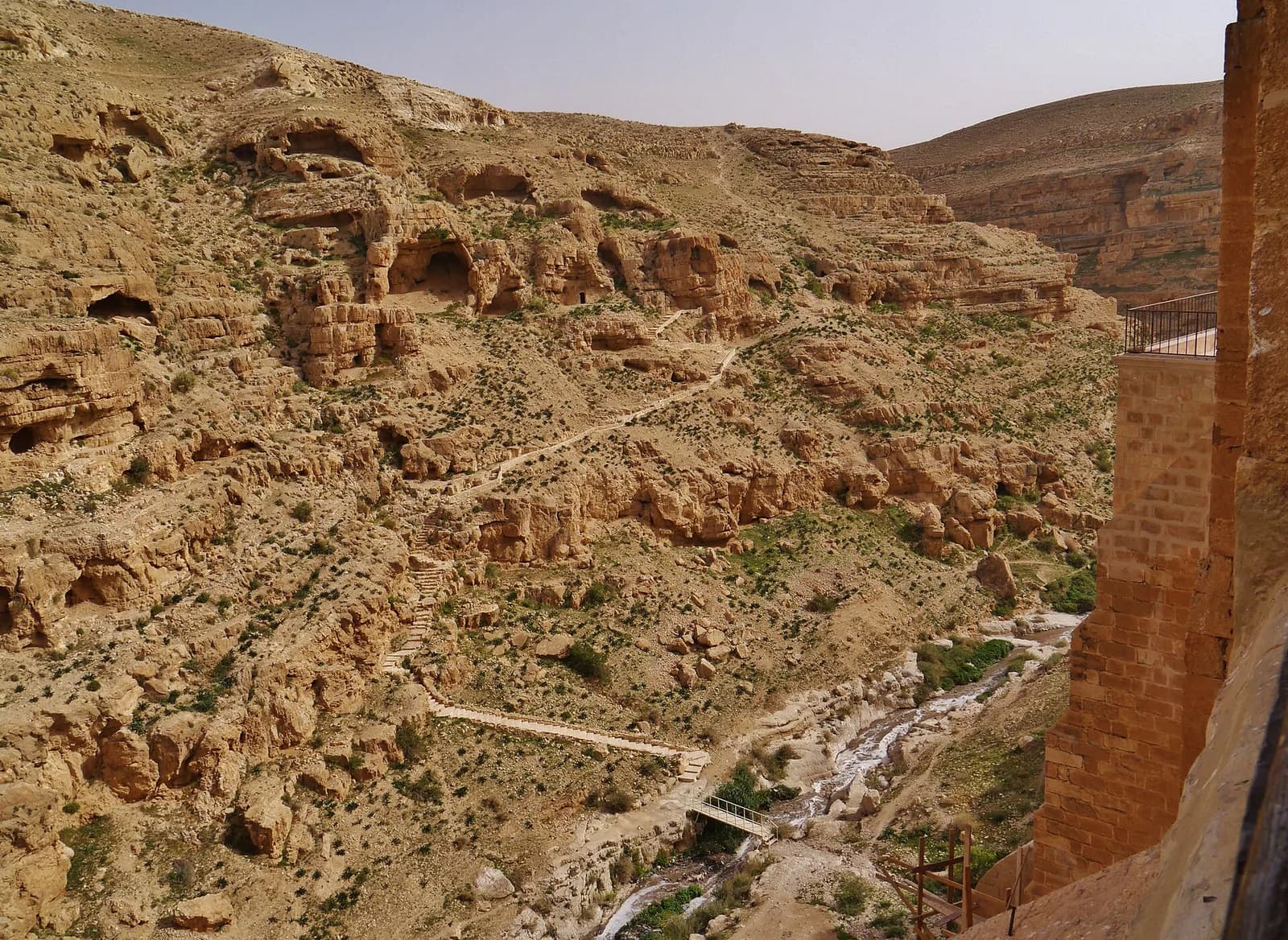מערות נזירים, שבילים ומדרגות בדופן נחל קדרון, כפי שהם נראים מחומת המנזר