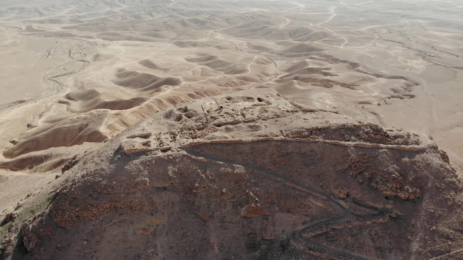 מבצר הורקניה מלמעלה, על רקע בקעת הורקניה ומדבר יהודה