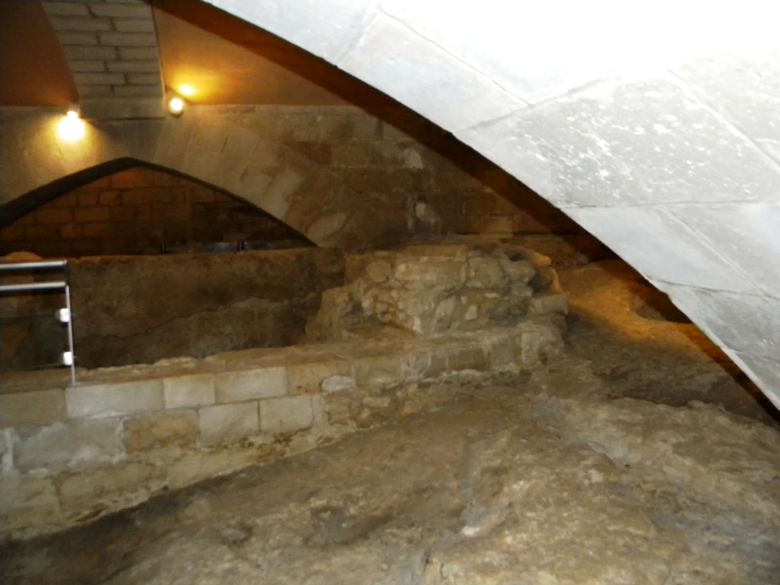 הסלע החצוב והחללים העתיקים מתחת לקמרונות הקריפטה של כנסיית יוסף הקדוש