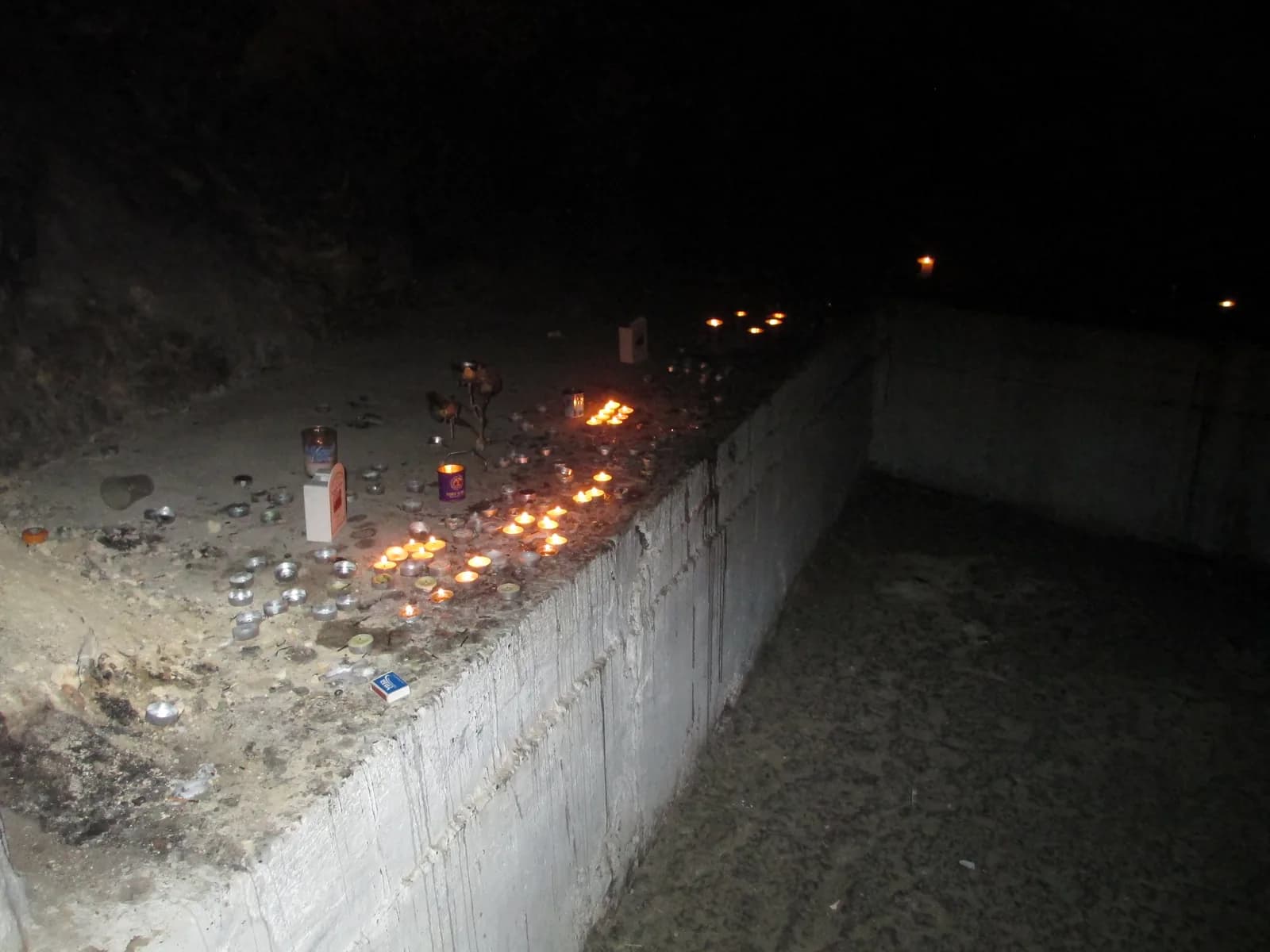 הכניסה לציון חוני המעגל, עם הפרדה בין גברים לנשים