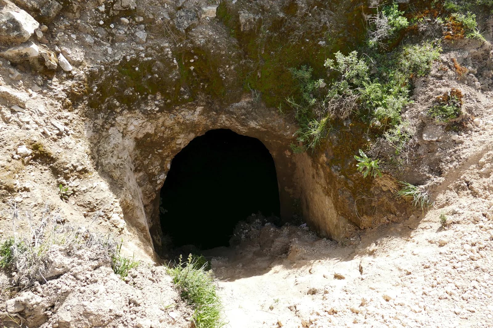 פתח מערה חצובה במדרון חורבת עורמה