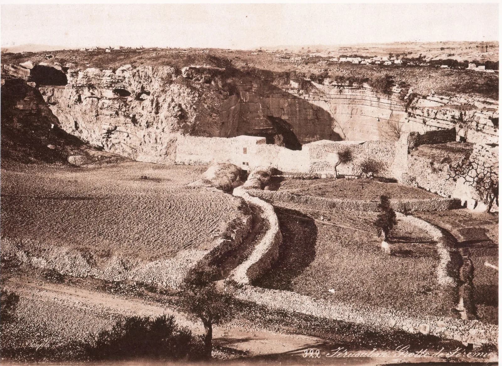 פתח מערת ירמיהו והחצר המוקפת חומה לפניה, בתצלום של פליקס בונפיס משנות ה-70 של המאה ה-19