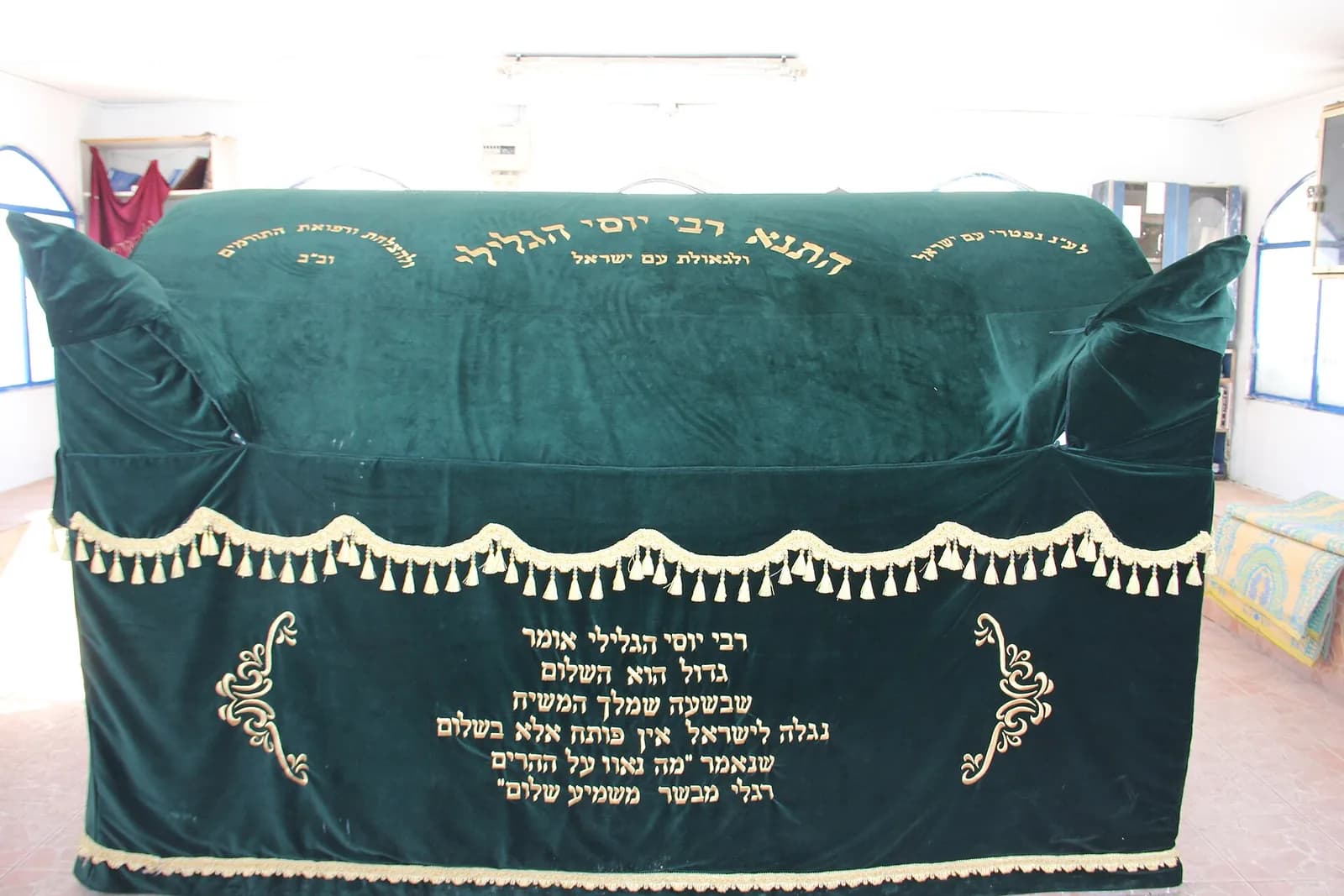 מצבת הציון בתוך המבנה, מעל מערת הקבורה