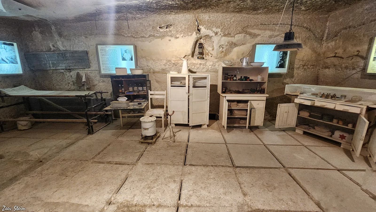 שחזור בית החולים השדה בתוך המערה הגדולה, עם קירות הסלע החצובים