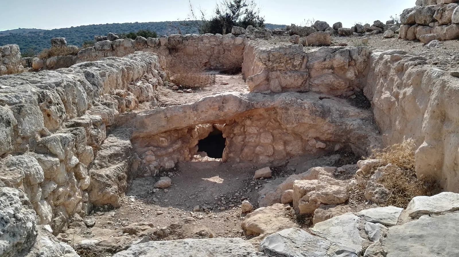 פתח חצוב אל חלל תת-קרקעי בין שרידי הבתים בחורבת עתרי