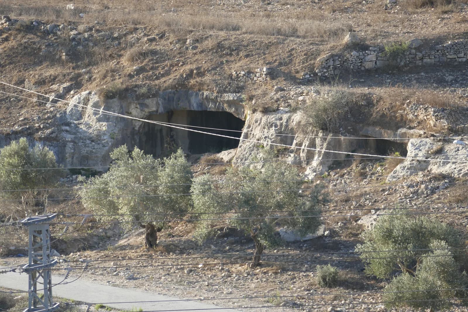 פתח קבר חצוב במדרון הנקרופוליס, סמוך לכביש