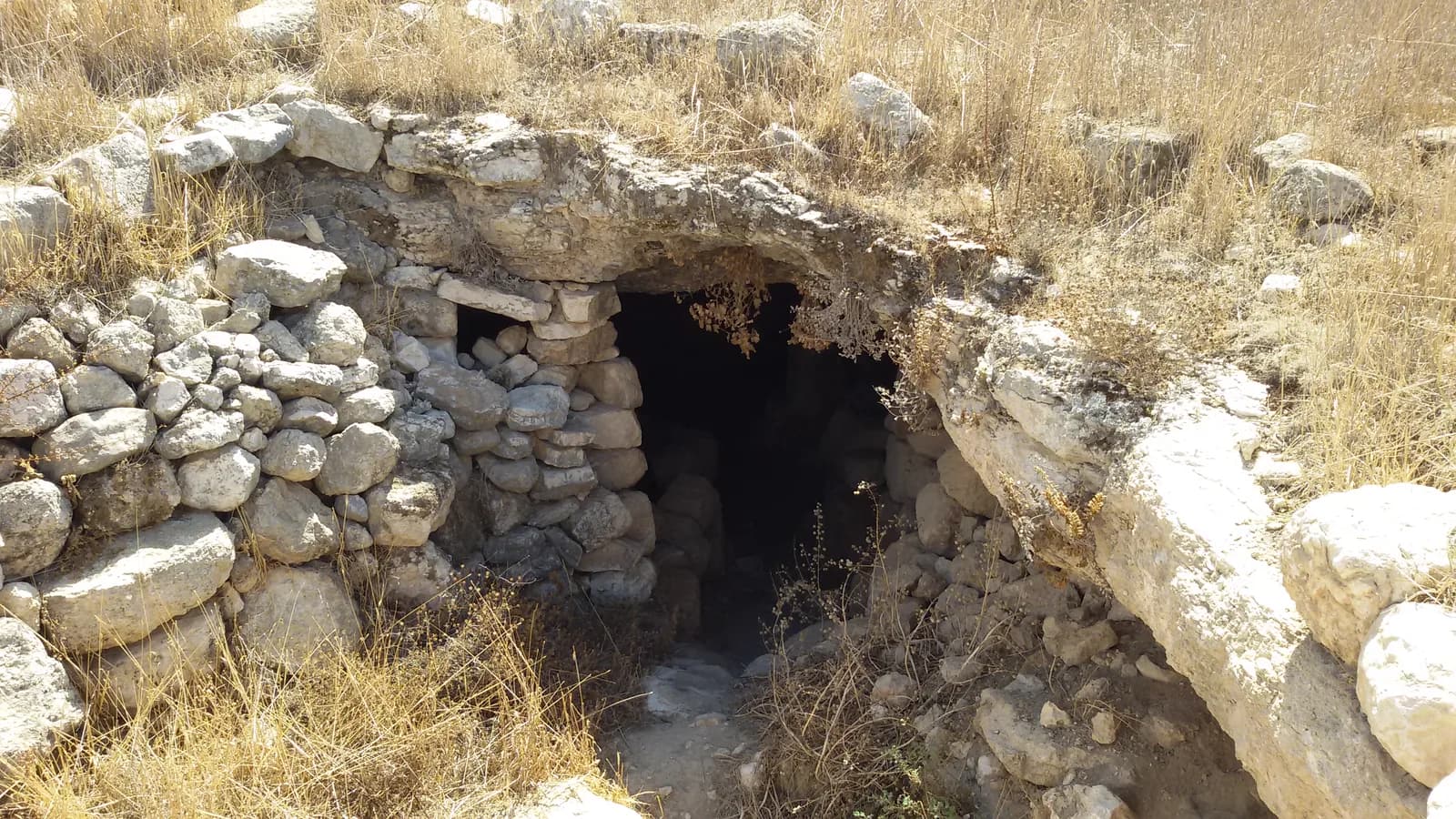 פתח מערה בנוי באבן בחורבת ענים