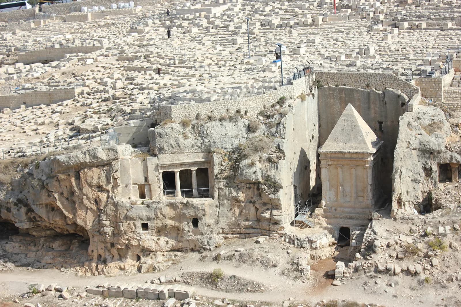 קבר בני חזיר, עם חזית העמודים הדורית במצוק, ולצדו קבר זכריה בעל גג הפירמידה, בנחל קדרון למרגלות הר הזיתים