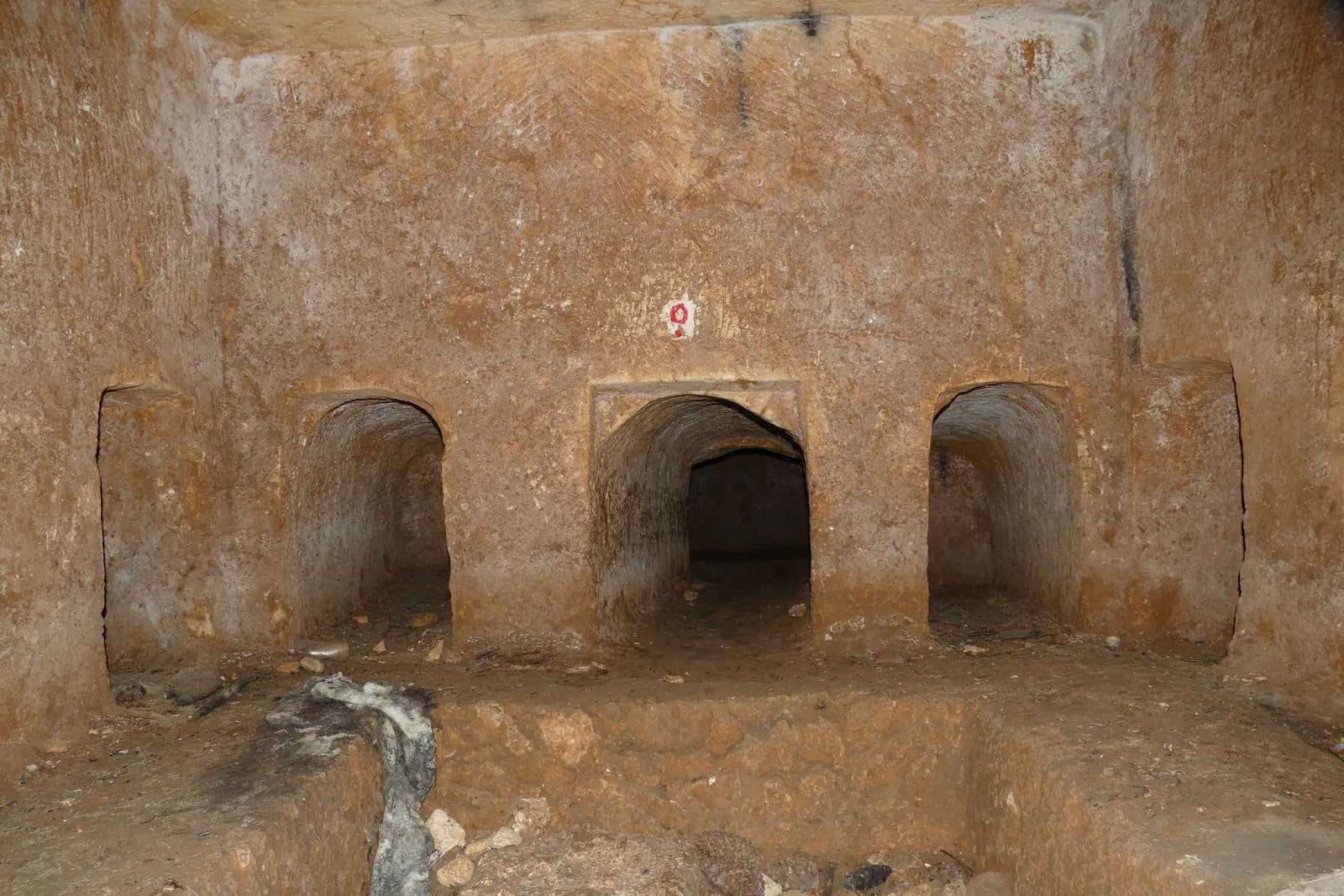 כוכי קבורה חצובים בקיר אחד מחדרי הקבורה במערה