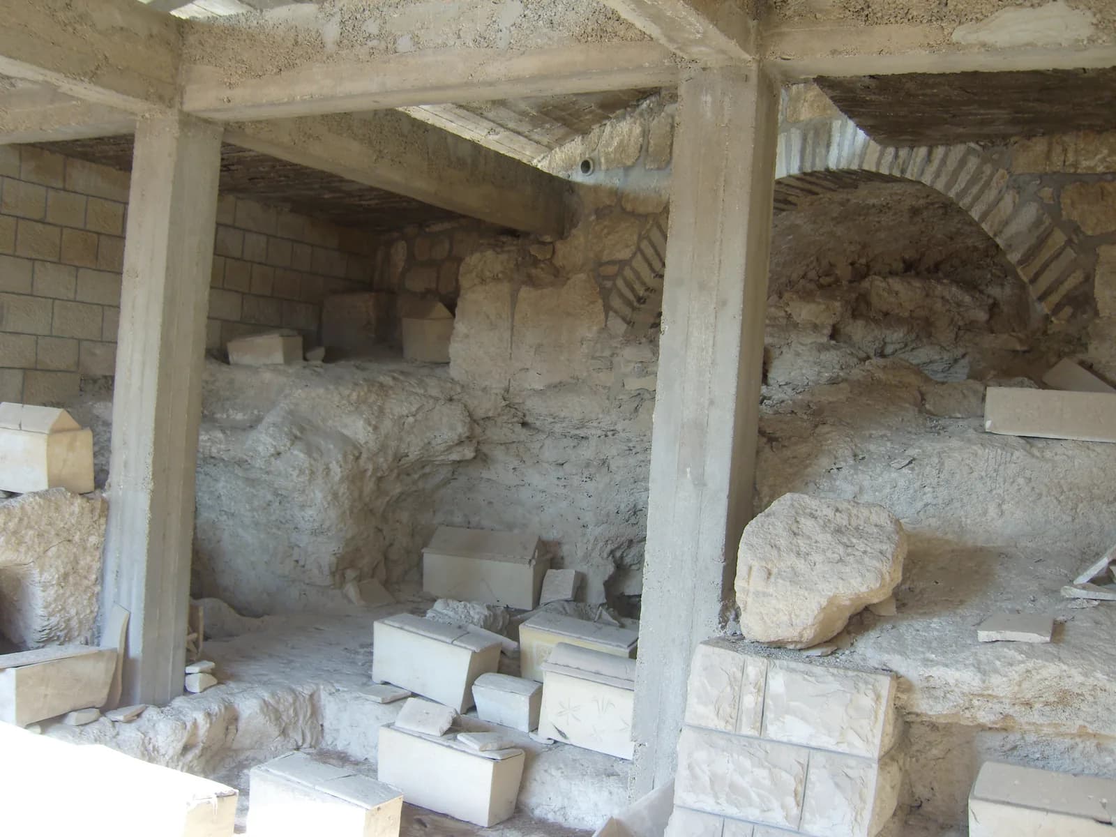 מערות הקבורה החשופות בחצר כנסיית דומינוס פלוויט, עם גלוסקמות תחת גג מגן