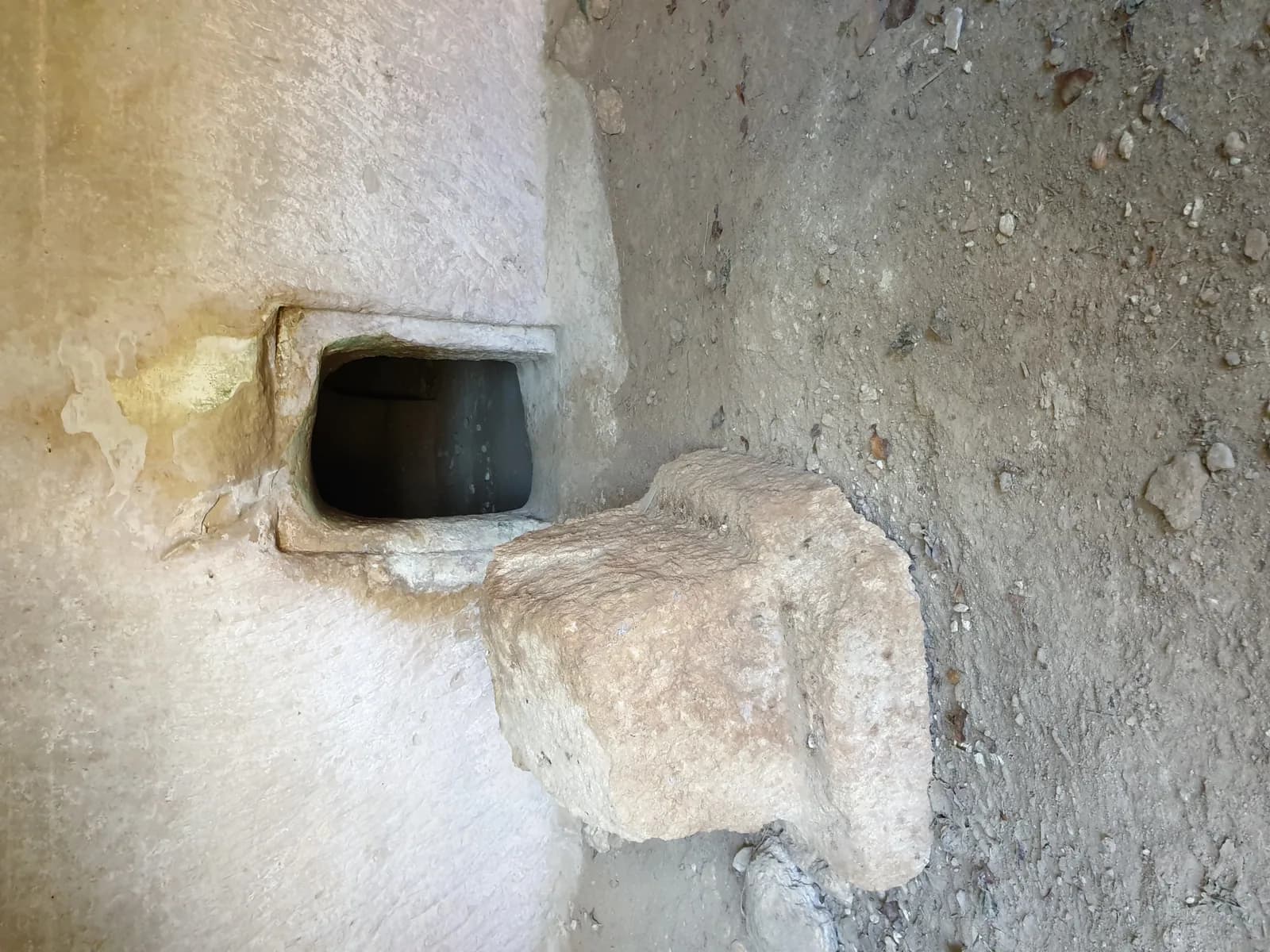 פתח מערת קבורה יהודית ואבן החסימה שלו בחורבת לבנין