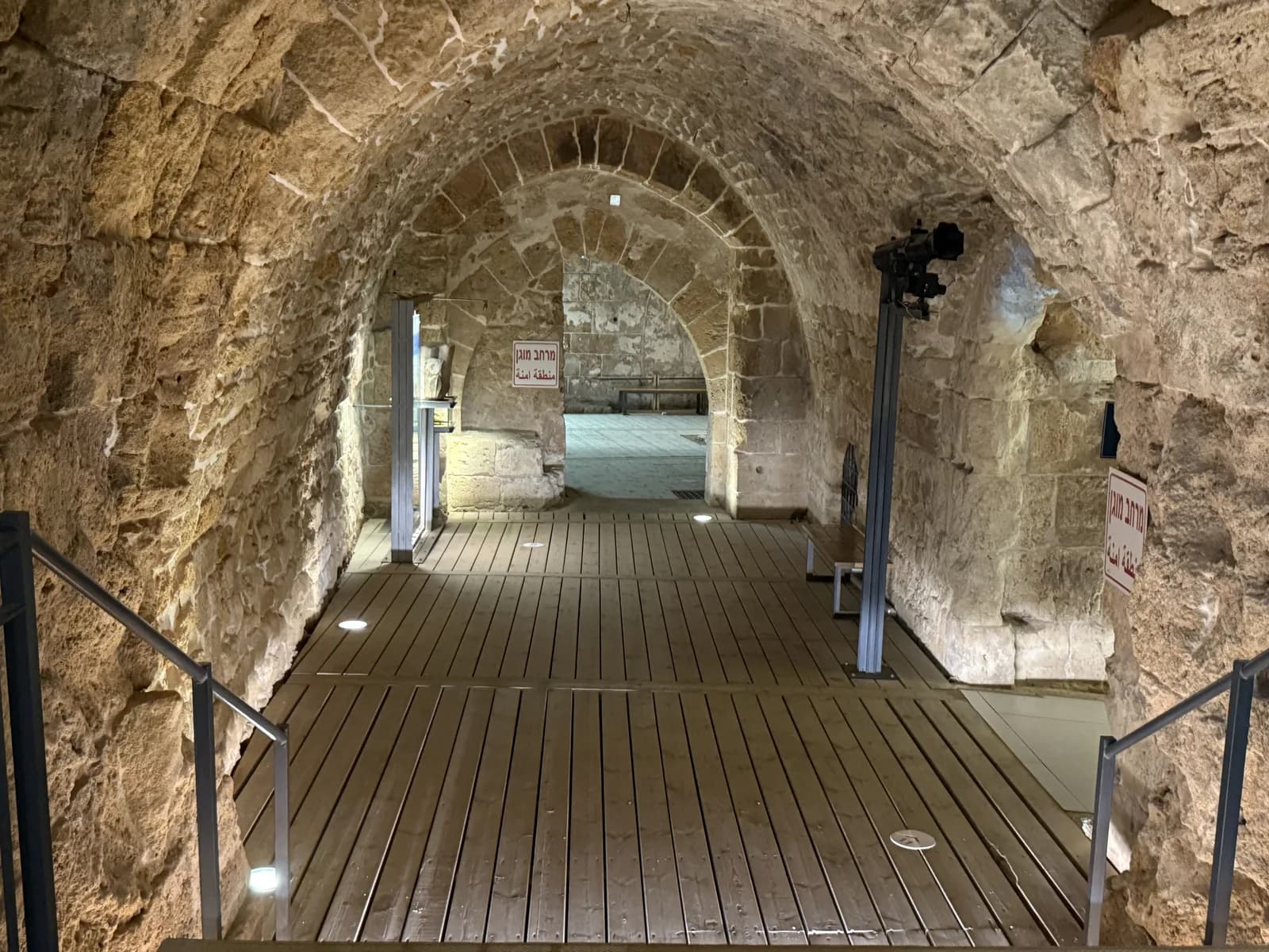 מעבר מקומר ומסלול הביקור המואר באולמות האבירים