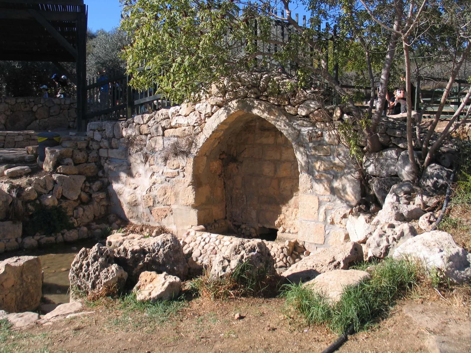 בית המעיין של עין צובה: גומחה מקומרת מאבן ולפניה בריכה קטנה