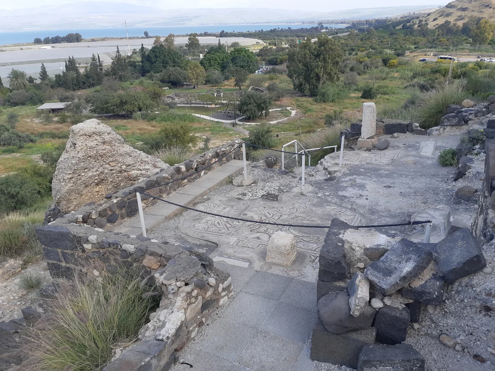 שרידי הקפלה והסלע הגדול, ומאחור עמק כורסי והכנרת