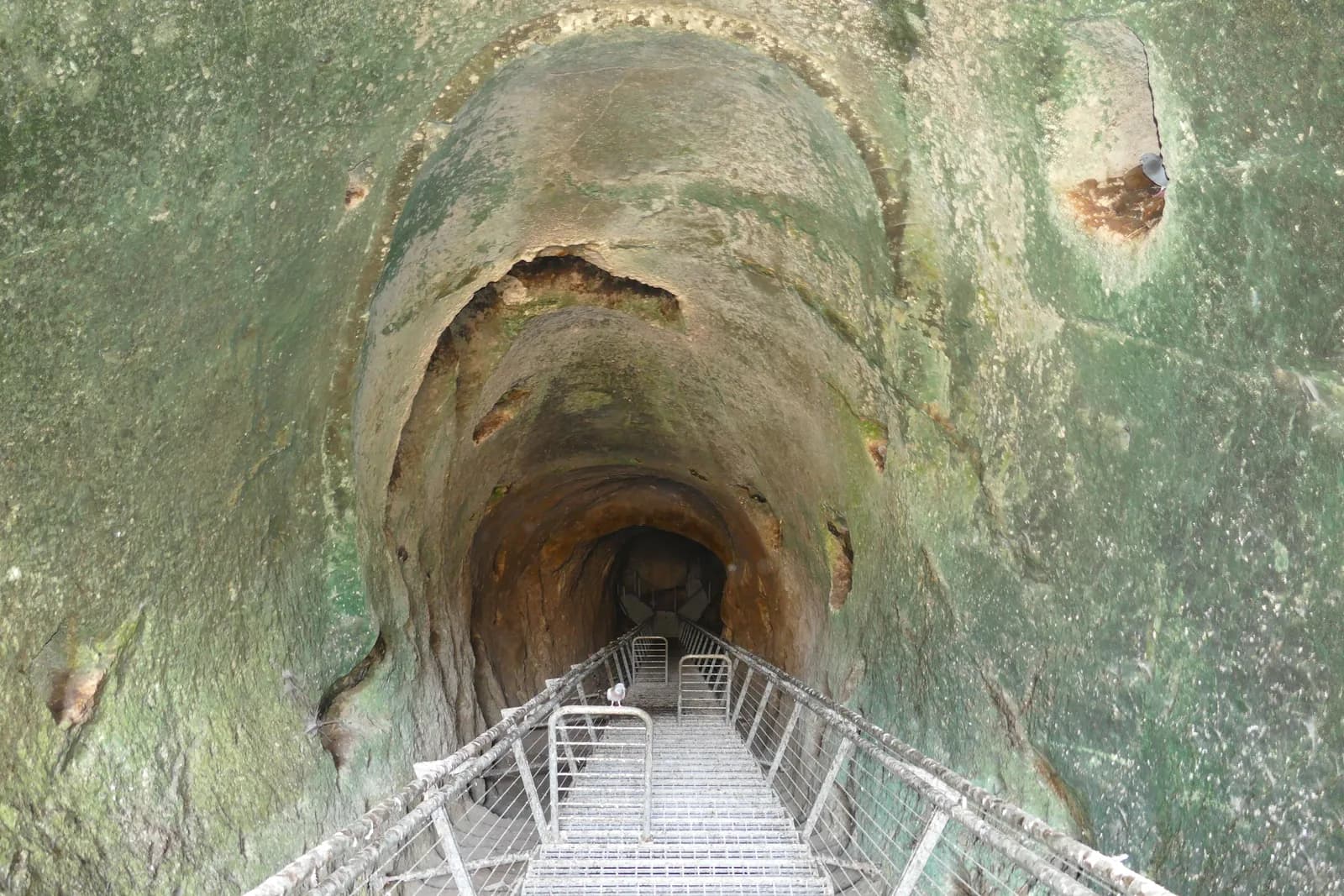 המנהרה החצובה של מפעל המים בתל גזר, במבט מפתח הכניסה אל המדרגות היורדות לעומק