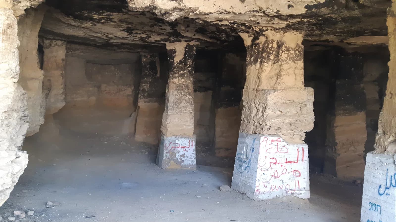 עמודי הסלע שהשאירו החוצבים לתמיכת התקרה בתוך המערה