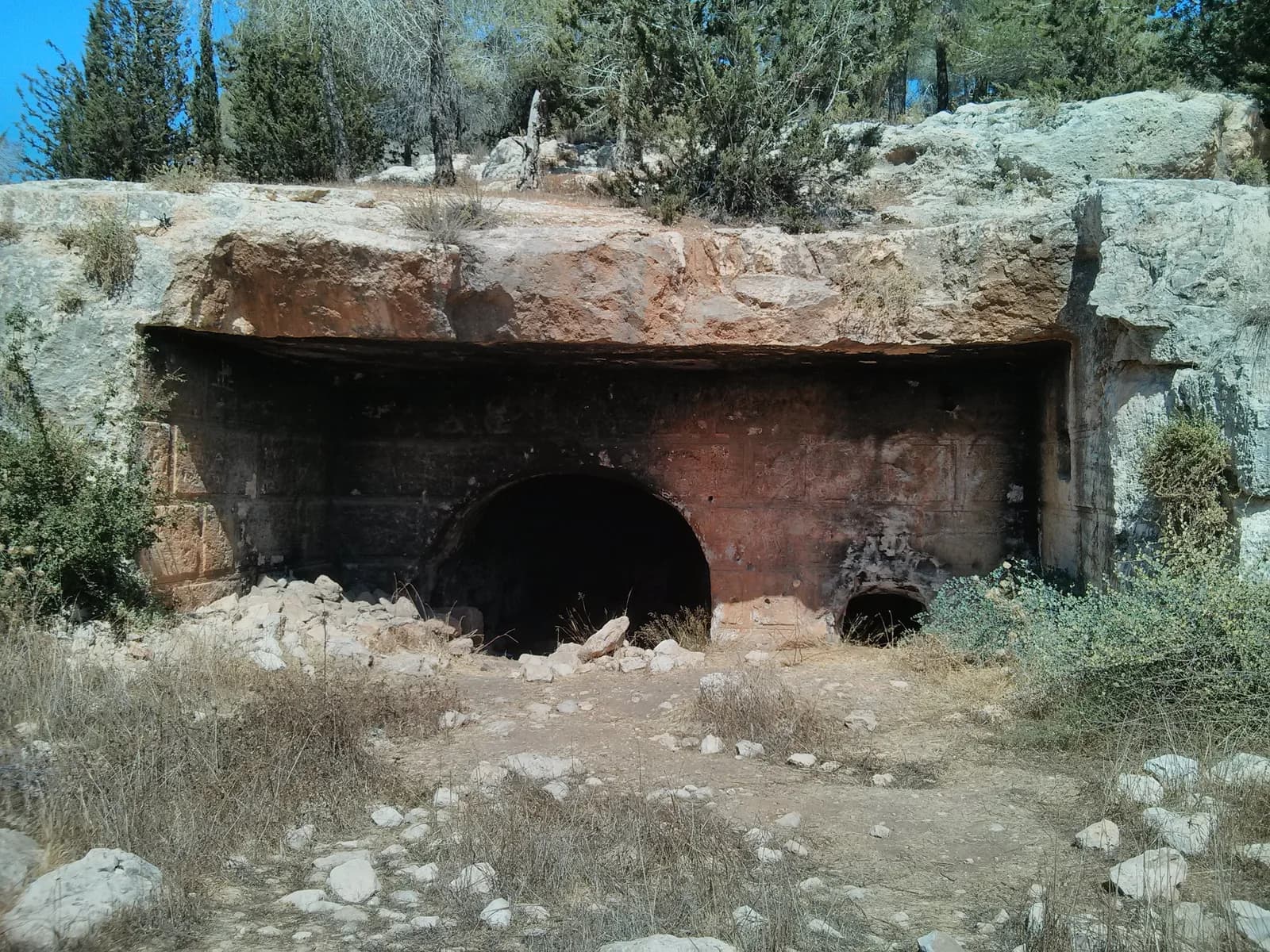 חזית מערת אום אל-עמד: המבוא החצוב עם סיתות דמוי אבני גזית ופתח הכניסה המקושת