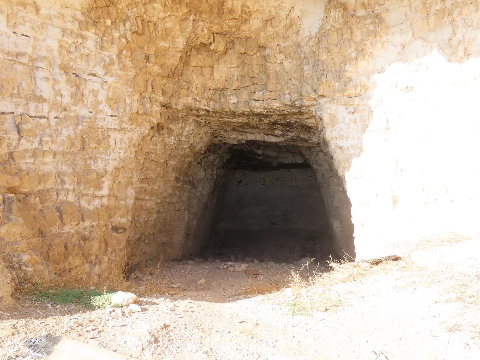 חזית חצובה ופתח מלבני של בור מים במדרון הר סרטבה